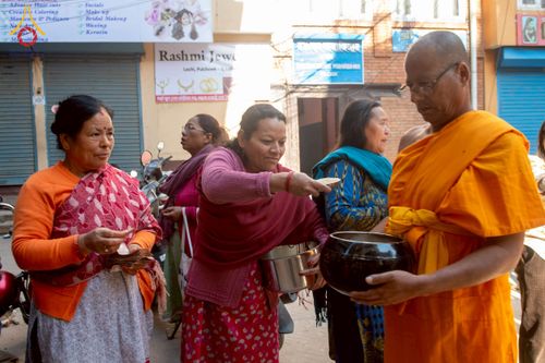 ภาพ No.213184:วันที่ 17 - 18 มีนาคม พ.ศ. 2568 คณะสงฆ์และสามเณรเดินบิณฑบาต รอบเมืองในพื้นที่ วัดสยมภูวนาถและราชวังปาตัน ณ เมืองกาฐมาณฑุ ประเทศเนปาล