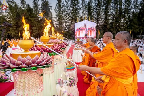 ภาพ No.192719:พิธีจุดประทีปถวายเป็นพุทธบูชา และบูชาธรรมมหาปูชนียาจารย์ ณ อนุสรณ์สถานคลองบางนางแท่น อ.สามพราน จ.นครปฐม ในโครงการธรรมยาตรา กตัญญูบูชา มหาปูชนียาจารย์ พระมงคลเทพมุนี(สด จนฺทสโร) พระผู้ปราบมาร อนุสรณ์สถาน 7 แห่ง ปีที่ 13 วันที่ 10 มกราคม พ.ศ. 2568
