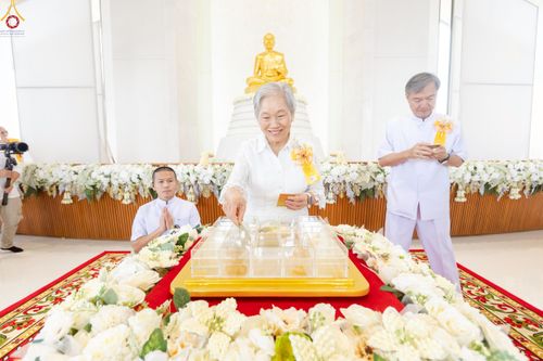 ภาพ No.239468:วันอาทิตย์ที่ 17 สิงหาคม พ.ศ. 2568 พิธีกดปุ่มอัญเชิญรูปเหมือน พระมงคลเทพมุนี (สด จันทสโร)  ณ มหาวิหารแก้วพระมงคลเทพมุนี  ศูนย์ปฏิบัติธรรมแก้วเมืองเลย