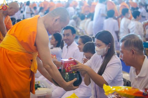 ภาพ No.151074:พิธีตักบาตร ในวันอาทิตย์ต้นเดือน วันที่ 1 กันยายน พ.ศ. 2567 ณ สภาธรรมกายสากล วัดพระธรรมกาย