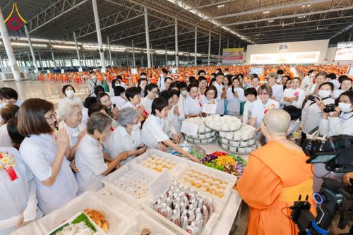 ภาพ No.203748:พิธีถวายภัตตาหารเป็นสังฆทาน แด่พระธรรมยาตรา ณ วัดพระธรรมกาย ตำบลคลองสาม อำเภอคลองหลวง จังหวัดปทุมธานี ในโครงการธรรมยาตรา กตัญญูบูชา มหาปูชนียาจารย์ พระมงคลเทพมุนี(สด จนฺทสโร) พระผู้ปราบมาร อนุสรณ์สถาน 7 แห่ง ปีที่ 13 วันที่ 30 มกราคม พ.ศ. 2568