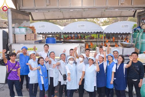 ภาพ No.110765:พิธีถวายภัตตาหารเป็นสังฆทาน แด่คณะพระธรรมยาตราฯ ในโครงการธรรมยาตรากตัญญูบูชา มหาปูชนียาจารย์ พระมงคลเทพมุนี(สด จนฺทสโร) พระผู้ปราบมาร อนุสรณ์สถาน 7 แห่ง ปีที่ 12 วันที่ 12 มกราคม พ.ศ. 2567 ณ อนุสรณ์สถานมหาวิหารพระมงคลเทพมุนี(โลตัสแลนด์) อ.สองพี่น้อง จ.สุ