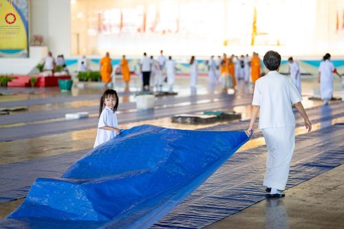 ภาพ No.167567:พิธีตักบาตรและพิธีบูชาข้าวพระ ในวันอาทิตย์ที่ 3 พฤศจิกายน พ.ศ. 2567 ณ วัดพระธรรมกาย