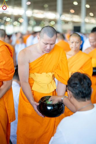 ภาพ No.159004:พิธีตักบาตร ในวันอาทิตย์ต้นเดือน วันที่ 6 ตุลาคม พ.ศ. 2567 ณ สภาธรรมกายสากล วัดพระธรรมกาย