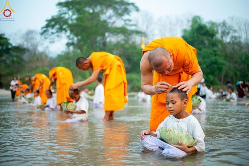 ภาพ No.63350:Photo Story  มหัศจรรย์วัดดงดินแดง Episode 1  พิธีปลงผมนาคธรรมทายาท  ในโครงการบรรพชาอุปสมบทหมู่ ฟื้นฟูพระพุทธศาสนาทั่วไทย วัดดงดินแดง ณ ลำน้ำแม่ตื่น อ.อมก๋อย จ.เชียงใหม่ วันที่ 2 เมษายน พ.ศ. 2567