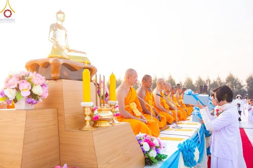 ภาพ No.201102:พิธีตักบาตรพระธรรมยาตรา ณ อนุสรณ์สถานลำดับที่ 5 สถานที่เผยแผ่วิชชาธรรมกายครั้งแรก อนุสรณ์สถานบางปลา วัดบางปลา อำเภอบางเลน จังหวัดนครปฐม ในโครงการธรรมยาตรา กตัญญูบูชา มหาปูชนียาจารย์ พระมงคลเทพมุนี(สด จนฺทสโร) พระผู้ปราบมาร อนุสรณ์สถาน 7 แห่ง ปีที่ 13