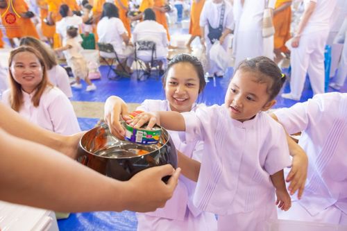 ภาพ No.222050:วันที่ 4 พฤษภาคม พ.ศ. 2568 พิธีตักบาตร เนื่องในวันอาทิตย์ต้นเดือน ณ บ้านแก้วเรือนทองคุณยายฯ วัดพระธรรมกาย