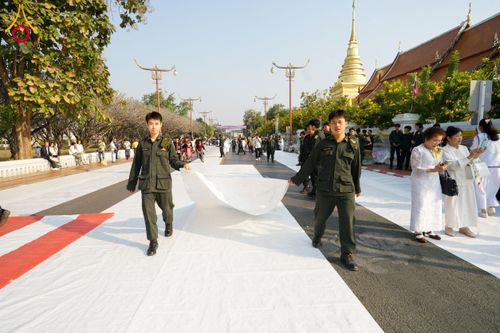 ภาพ No.208728:ตักบาตรพระ 1,743 รูป ครบรอบ 743 ปี นครน่าน ถวายเป็นพุทธบูชา น้อมบุญกุศลอุทิศให้บรรพบุรุษ วันอาทิตย์ ที่ 16 กุมภาพันธ์ พ.ศ. 2568 ณ ถนนคนเดินข่วงเมืองน่าน ต.ในเวียง อ.เมือง จ.น่าน