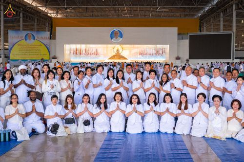 ภาพ No.76805:พิธีตักบาตรข้าวสารอาหารแห้ง  ณ บ้านแก้วเรือนทองคุณยายฯ สภาธรรมกายสากล  วัดพระธรรมกาย จ.ปทุมธานี  ในวันอาทิตย์ต้นเดือนที่ 6 มีนาคม พ.ศ. 2566