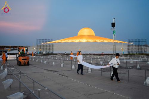 ภาพ No.326456:วันที่ 26 -27 เมษาบน พ.ศ.2569 การเก็บงานแผ่นหน้าโต๊ะที่ลานธรรม งานถวายมหาสังฆทาน 40,000 กว่าวัดทั่วประเทศ ณ ลานธรรม วัดพระธรรมกาย