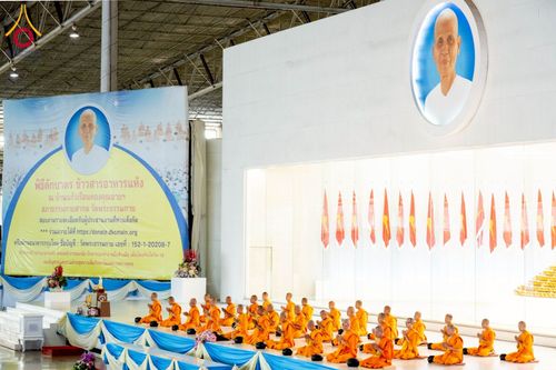 ภาพ No.215161:วันอาทิตย์ต้นเดือนที่ 6 เมษายน พ.ศ. 2568 พิธีตักบาตรข้าวสารอาหารแห้ง ณ บ้านแก้วเรือนทองคุณยาย สภาธรรมกายสากล วัดพระธรรมกาย