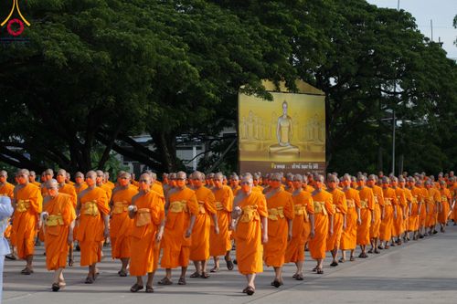ภาพ No.89097:พิธีอัญเชิญรูปหล่อทองคำ  คุณยายอาจารย์มหารัตนอุบาสิกาจันทร์ ขนนกยูง เพื่อประดิษฐาน ณ มหาวิหารคุณยายอาจารย์ฯ เนื่องในวันครูผู้ค้นพบวิชชาธรรมกาย วันศุกร์ที่ 29 กันยายน พ.ศ. 2566