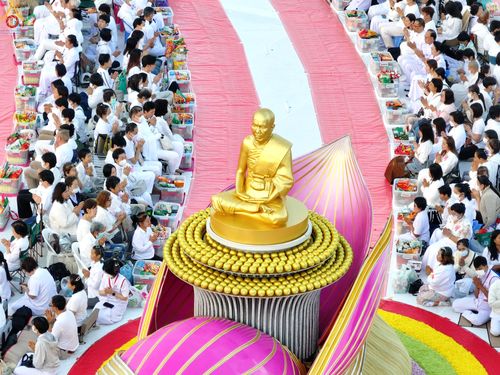 ภาพ No.302558:วันที่ 24 มกราคม พ.ศ. 2569 พิธีตักบาตรพระธรรมยาตรา ณ อนุสรณ์สถานลำดับที่ 5 สถานที่เผยแผ่วิชชาธรรมกายครั้งแรก อนุสรณ์สถานบางปลา วัดบางปลา อำเภอบางเลน จังหวัดนครปฐม ในโครงการธรรมยาตรา กตัญญูบูชา มหาปูชนียาจารย์ พระมงคลเทพมุนี(สด จนฺทสโร) พระผู้ปราบมาร อนุส