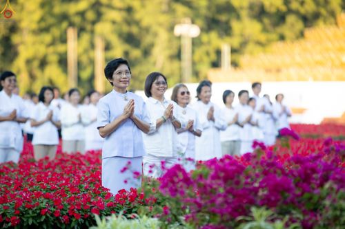 ภาพ No.281051:วันที่ 28 ธันวาคม พ.ศ.2568 กิจกรรมเก็บดอกแพงรวย ณ ทุ่งสวรรค์ตะวันฉาย วัดพระธรรมกาย