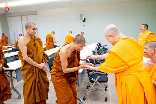 ภาพ No.323367:หลวงพ่อทัตตชีโว รองเจ้าอาวาสวัดพระธรรมกาย ถวายการต้อนรับปฏิสันถารคณะสงฆ์จากประเทศศรีลังกา