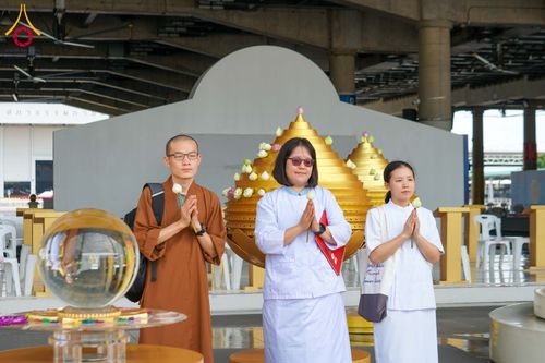 ภาพ No.340433:วันที่  12 - 22 กรกฎาคม พ.ศ.2569 ชาวต่างชาติจากประเทศกัวเตมาลา รัสเซีย เซอร์เบีย เยอรมัน อเมริกา สเปน สิงคโปร์ และศรีลังกา  เยี่ยมชมวัด เรียนรู้วิธีการนั่งสมาธิ และกราบสักการะพระมหาธรรมกายเจดีย์ ณ วัดพระธรรมกาย