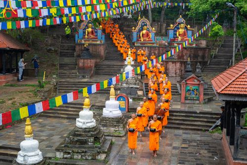 ภาพ No.317138:วันจันทร์ที่ 30 มีนาคม พ.ศ.2569 จาริกบิณฑบาตสยมภูนาทสู่พระราชวังหนุมานโดกา ประเทศเนปาล