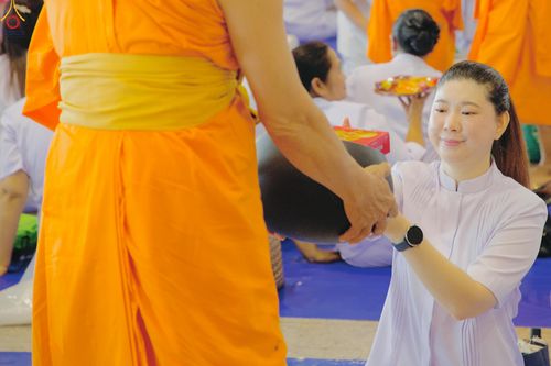 ภาพ No.311348:วันอาทิตย์ต้นเดือนที่ 1 มีนาคม พ.ศ.2569 พิธีตักบาตร และ พิธีบูชาข้าวพระ ณ สภาธรรมกายสากล วัดพระธรรมกาย