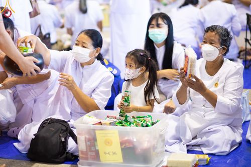 ภาพ No.78852:พิธีตักบาตร ข้าวสารอาหารแห้ง พิธีบูชาข้าวพระ ในวันอาทิตย์ต้นเดือนที่ 2 เมษายน พ.ศ. 2566