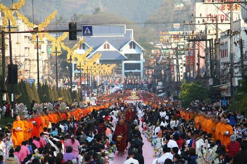 ภาพ No.15825:ประมวลภาพตักบาตรพระ 3 แผ่นดิน พระ 10,000 รูป ปีที่ 2 จ.เชียงราย