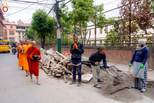 ภาพ No.317228:วันอังคารที่ 31 มีนาคม พ.ศ.2569 จาริกบิณฑบาตแห่งศรัทธา จากวัดอเชศวรสู่สี่แยกปาตันและวัดศรี ประเทศเนปาล