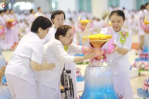 ภาพ No.318521:วันอาทิตย์ต้นเดือนที่ 5 เมษายน พ.ศ.2569 พิธีทอดผ้าป่าสมทบมหาสังฆทาน 40,000 กว่าวัดทั่วประเทศ ณ สภาธรรมกายสากล วัดพระธรรมกาย