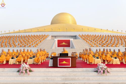 ภาพ No.279733:วันที่ 1 มกราคม พ.ศ.2569 พิธีตักบาตรในวันขึ้นปีใหม่ ณ ลานธรรม วัดพระธรรมกาย