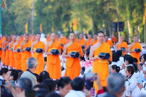 ภาพ No.292420:วันที่ 11 มกราคม พ.ศ. 2569 พิธีตักบาตรพระธรรมยาตรา ณ อนุสรณ์สถานคลองบางนางแท่น อ.สามพราน จ.นครปฐม ในโครงการธรรมยาตรา กตัญญูบูชา มหาปูชนียาจารย์ พระมงคลเทพมุนี(สด จนฺทสโร) พระผู้ปราบมาร อนุสรณ์สถาน 7 แห่ง ปีที่ 14