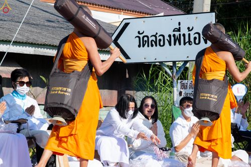 ภาพ No.292845:วันที่ 11 มกราคม พ.ศ. 2569 พิธีต้อนรับพระธรรมยาตรา ณ อนุสรณ์สถานลำดับที่ 3 สถานที่เกิดในเพศสมณะ วัดสองพี่น้อง อำเภอสองพี่น้อง จังหวัดสุพรรณบุรี ในโครงการธรรมยาตรา กตัญญูบูชา มหาปูชนียาจารย์ พระมงคลเทพมุนี(สด จนฺทสโร) พระผู้ปราบมาร อนุสรณ์สถาน 7 แห่ง ปีที