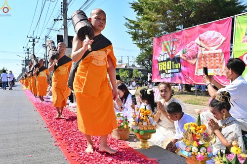 ภาพ No.304174:วันที่ 25 มกราคม พ.ศ. 2569 พิธีต้อนรับพระธรรมยาตรา  รร.สามัคคีราษฏร์บำรุง-วัดพระธรรมกาย ในโครงการธรรมยาตรา กตัญญูบูชา มหาปูชนียาจารย์ พระมงคลเทพมุนี(สด จนฺทสโร) พระผู้ปราบมาร อนุสรณ์สถาน 7 แห่ง ปีที่ 14