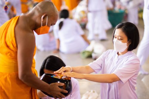 ภาพ No.76783:พิธีตักบาตรข้าวสารอาหารแห้ง  ณ บ้านแก้วเรือนทองคุณยายฯ สภาธรรมกายสากล  วัดพระธรรมกาย จ.ปทุมธานี  ในวันอาทิตย์ต้นเดือนที่ 6 มีนาคม พ.ศ. 2566