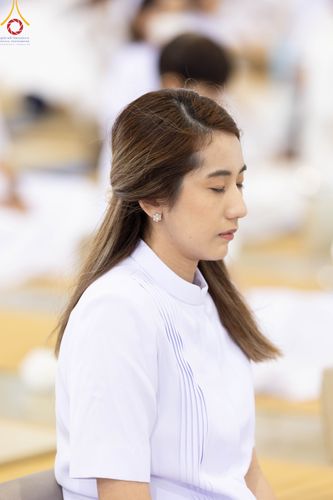 ภาพ No.105493:พิธีปฏิบัติธรรมและพิธีบูชาข้าวพระ ในวันจันทร์ที่ 1 มกราคม พ.ศ. 2567 ณ สภาธรรมกายสากล วัดพระธรรมกาย