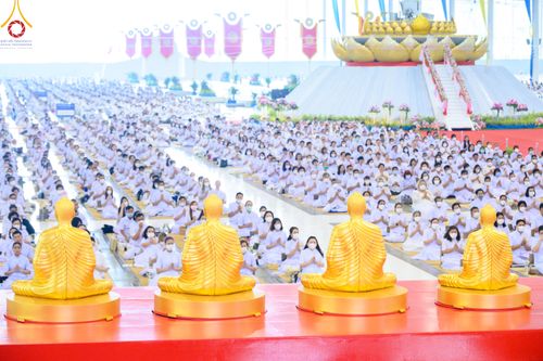 ภาพ No.78941:พิธีตักบาตร ข้าวสารอาหารแห้ง พิธีบูชาข้าวพระ ในวันอาทิตย์ต้นเดือนที่ 2 เมษายน พ.ศ. 2566