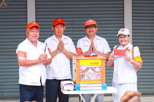 ภาพ No.237368:วันที่ 9-10 สิงหาคม พ.ศ. 2568 การเตรียมงาน เก็บงาน ของเจ้าหน้าที่ทุกสถานะ ในงานมหาสังฆทาน ตักบาตรพระ 10,000 รูป ใจกลางเมืองหาดใหญ่ จ.สงขลา