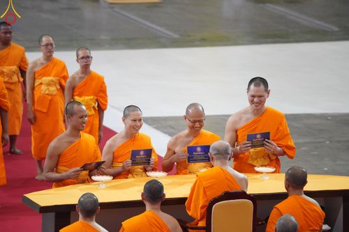 ภาพ No.153225:พิธีมุทิตาสักการะ พระภิกษุ-สามเณร ผู้สอบไล่ได้เปรียญธรรม ประโยค 1-2 ถึงประโยค ป.ธ.9 และบาลีศึกษา ประโยค1-2 ถึง บ.ศ.9 , พิธีมอบดวงแก้วสามเณรผู้ทรงบาลีไวยากรณ์ วัดพระธรรมกาย และ ศูนย์ส่งเสริมศีลธรรมในประเทศและต่างประเทศ วันอาทิตย์ที่ 8 กันยายน พ.ศ.2567