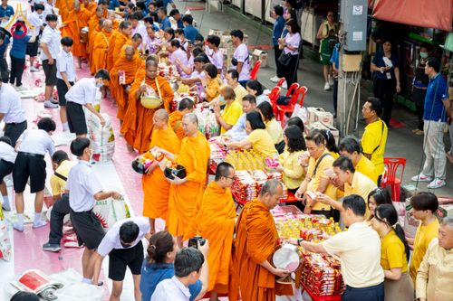 ภาพ No.180318:พิธีทำบุญตักบาตร ข้าวสารอาหารแห้ง แด่คณะสงฆ์ 99 รูป เนื่องในวันพ่อแห่งชาติ ปีที่ 50 ณ ศูนย์การค้าตลาดรังสิต ซ.รังสิต-ปทุมธานี 5 วันที่ 5 ธันวาคม พ.ศ. 2567