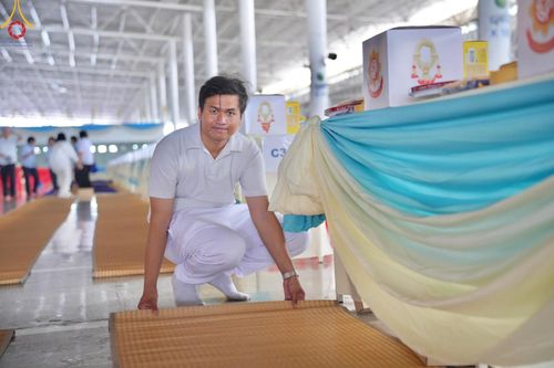 ภาพ No.59669:V.39 ทุ่มสุดใจ ธรรมชัย 80 ปี การเตรียมงาน การปฏิบัติงาน ของเจ้าหน้าที่หน่วยงานต่างๆ เพื่อพิธีฉลองอายุวัฒนมงคล 80 ปี หลวงพ่อธัมมชโย และรับถวายมหาสังฆทาน 10,000 กว่าวัดทั่วประเทศ ในวันคุ้มครองโลก จันทร์ที่ 22 เมษายน พ.ศ. 2567