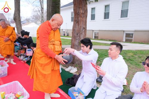 ภาพ No.62407:คณะศิษยานุศิษย์รวมใจสถาปนาและสมโภช ธรรมจักร เพื่ออัญเชิญประดิษฐาน ณ ยอดอุโบสถ 80 ปี หลวงพ่อธัมมชโย วัดพระธรรมกายนิวเจอร์ซี ประเทศสหรัฐอเมริกา  วันอาทิตย์ที่ 7 เมษายน พ.ศ. 2567