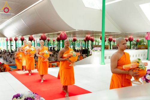ภาพ No.223769:วันอาทิตย์ที่ 11 พฤษภาคม พ.ศ. 2568 พิธีอุปสมบทสามเณรเปรียญธรรมอุปสมบทอุทิศชีวิต 9 รูป อุบาสก 1 ท่าน ณ อุโบสถพระไตรปิฏกวัดพระธรรมกาย
