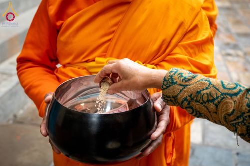 ภาพ No.132566:สามเณรเนปาล บิณฑบาต ย่านทาเมล เมืองกาฐมาณฑุ และเมืองปาฏัน ในโครงการบรรพชา 1,250 รูป ประเทศเนปาล วันที่ 20 มีนาคม พ.ศ. 2567
