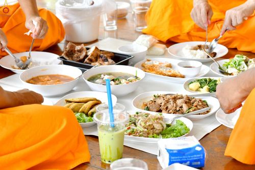 ภาพ No.230450:วันที่ 28 มิถุนายน พ.ศ. 2568 พิธีถวายภัตตาหารเมนูสวรรค์ เพื่อการบรรลุธรรม ณ หอฉันคุณยายอาจารย์ฯ วัดพระธรรมกาย