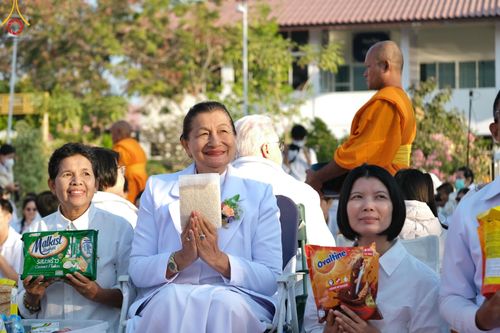 ภาพ No.195369:พิธีตักบาตรพระธรรมยาตรา ณ อนุสรณ์สถานลำดับที่ 3 สถานที่เกิดใหม่ในเพศสมณะ วัดสองพี่น้อง ต.ต้นตาล อ.สองพี่น้อง จ.สุพรรณบุรี ในโครงการธรรมยาตรา กตัญญูบูชา มหาปูชนียาจารย์ พระมงคลเทพมุนี(สด จนฺทสโร) พระผู้ปราบมาร ปีที่ 13 วันที่ 15 มกราคม พ.ศ.2568