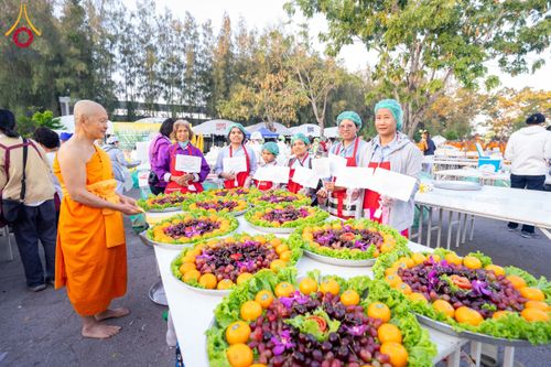 ภาพ No.194400:พิธีถวายภัตตาหารเป็นสังฆทาน แด่พระธรรมยาตรา ณ อนุสรณ์สถานมหาวิหารพระมงคลเทพมุนี (โลตัสแลนด์) อ.สองพี่น้อง จ.สุพรรณบุรี ในโครงการธรรมยาตรา กตัญญูบูชา มหาปูชนียาจารย์ พระมงคลเทพมุนี(สด จนฺทสโร) พระผู้ปราบมาร ปีที่ 13 วันที่ 13 มกราคม พ.ศ.2568