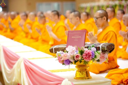 ภาพ No.228349:วันอาทิตย์ที่ 8 มิถุนายน พ.ศ. 2568 พิธีถวายทุนสนับสนุนพระไตรปิฎกฉบับธรรมชัย และอนุรักษ์คัมภีร์โบราณ ณ ห้องแก้วสารพัดนึก 2 วัดพระธรรมกาย