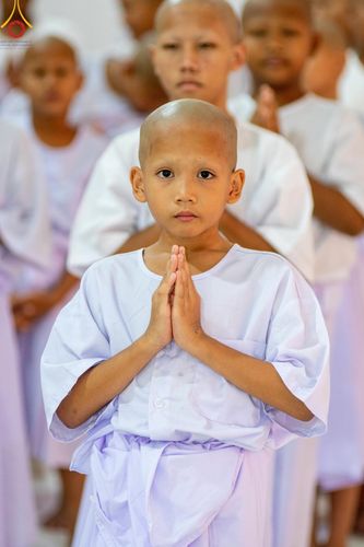 ภาพ No.59150:พิธีปลงผมและแห่นาคธรรมทายาท ในโครงการบรรพชาสามเณร ภาคฤดูร้อน เฉลิมพระเกียรติพระบาทสมเด็จพระเจ้าอยู่หัว เนื่องในโอกาส  พระราชพิธีมหามงคลเฉลิมพระชนมพรรษา 6 รอบ  ปลงผมนาคในวันที่ 21 เมษายน พ.ศ 2567 ณ วัดกลางธนรินทร์ (ธรรมอุทยานบ้านแป้ง)