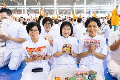 ภาพ No.137197:พิธีตักบาตร และปฏิบัติธรรม ในวันวิสาขบูชา วันพุธที่ 22 พฤษภาคม พ.ศ. 2567 ( วันพระขึ้น15 ค่ำ เดือน 6 ) ณ วัดพระธรรมกาย จ.ปทุมธานี