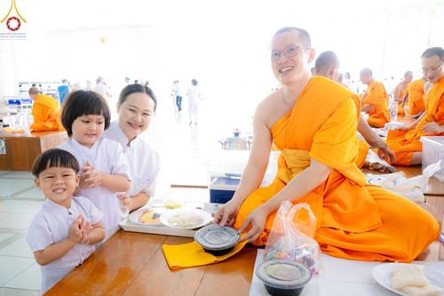 ภาพ No.165808:พิธีถวายภัตตาหารเมนูสวรรค์ วันที่ 26 ตุลาคม พ.ศ. 2567 ณ หอฉันคุณยายอาจารย์ฯ วัดพระธรรมกาย