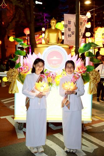 ภาพ No.229587:วันเสาร์ที่ 26 เมษายน พ.ศ. 2568 คณะพระภิกษุสามเณรในโครงการบรรพชาหมู่ 81 รูป  วัดภาวนาโซล ประเทศเกาหลีใต้ ได้ร่วมกับคณะสาธุชนคนไทยในเกาหลีใต้  ร่วมกันเดินขบวนอัญเชิญโคมดอกบัว  เพื่อบูชาแด่องค์สมเด็จพระสัมมาสัมพุทธเจ้า  ในงานเทศกาลวิสาขบูชานานาชาติ ประจำปี