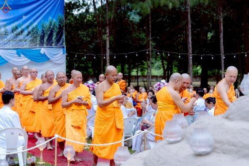 ภาพ No.238375:วันเสาร์ที่ 9 สิงหาคม พ.ศ. 2568 พิธีกลั่นแผ่นดิน โปรยทราย และจุดประทีปถวายเป็นพุทธบูชา จ.ระยอง สถาปนาองค์พระเจดีย์เพื่อสร้างสันติภาพโลก ณ ศูนย์ปฏิบัติธรรมระยอง(บ้านช่องลม) ต.บางบุตร อ.บ้านค่าย จ.ระยอง