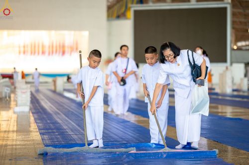 ภาพ No.89476:พิธีตักบาตร ข้าวสารอาหารแห้ง พิธีบูชาข้าวพระ และพิธีจุดเทียนใจ ไฟนิรันดร์  อนันตชัย ณ สภาธรรมกายสากล วัดพระธรรมกาย วันอาทิตย์ที่ 1 ตุลาคม พ.ศ. 2566